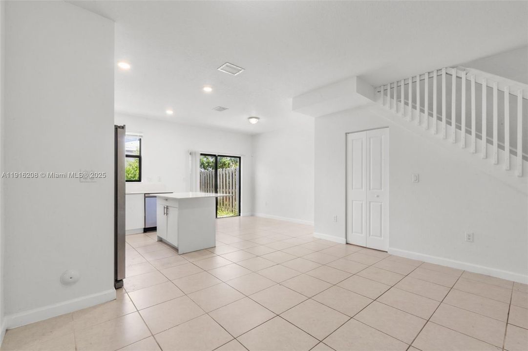 For Sale: $397,500 (3 beds, 3 baths, 1328 Square Feet)