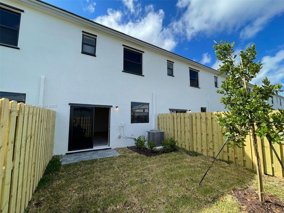 For Sale: $397,500 (3 beds, 3 baths, 1328 Square Feet)