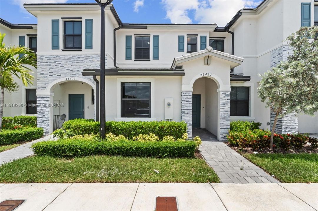 For Sale: $397,500 (3 beds, 3 baths, 1328 Square Feet)