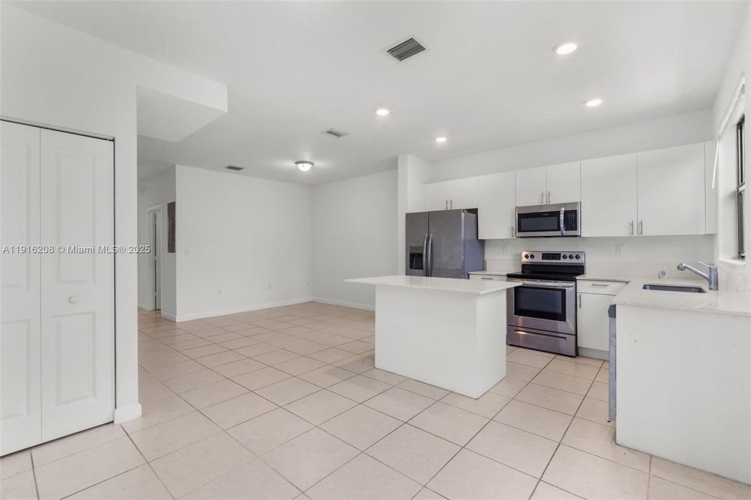 For Sale: $397,500 (3 beds, 3 baths, 1328 Square Feet)