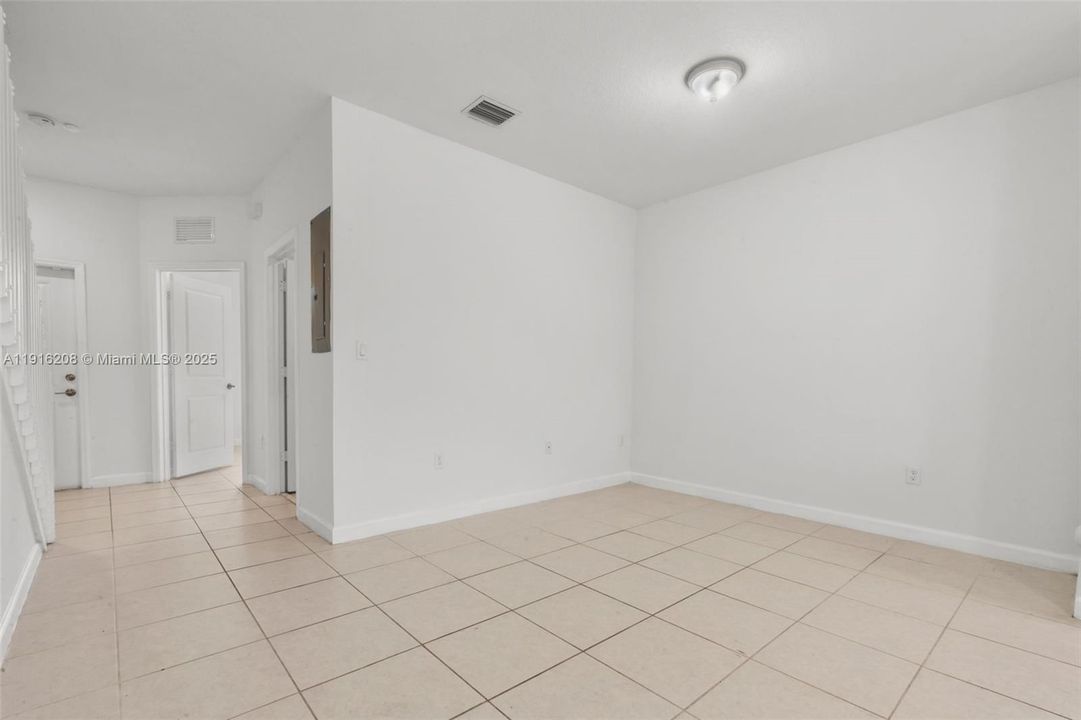 For Sale: $397,500 (3 beds, 3 baths, 1328 Square Feet)