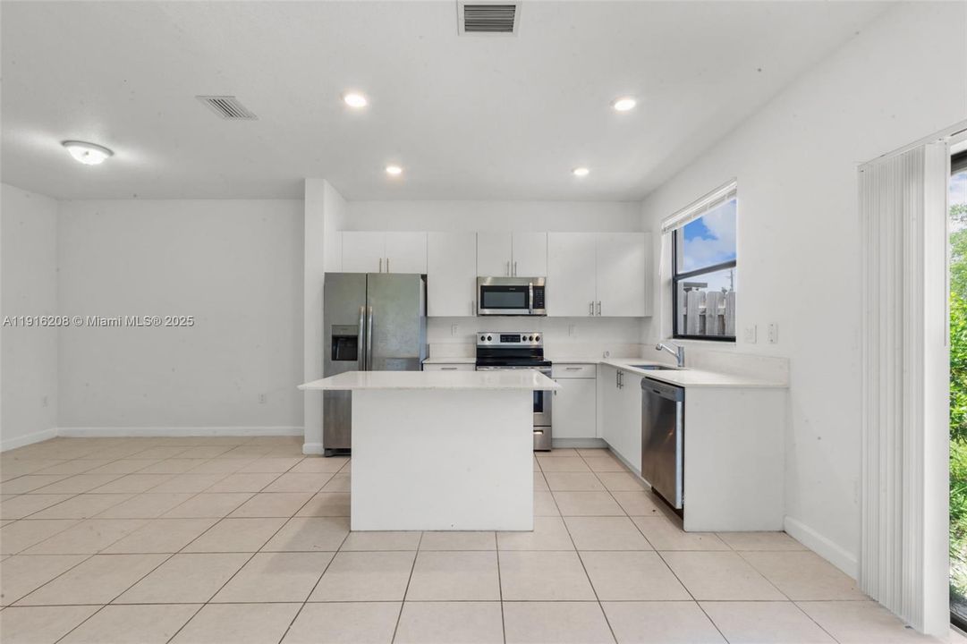 For Sale: $397,500 (3 beds, 3 baths, 1328 Square Feet)