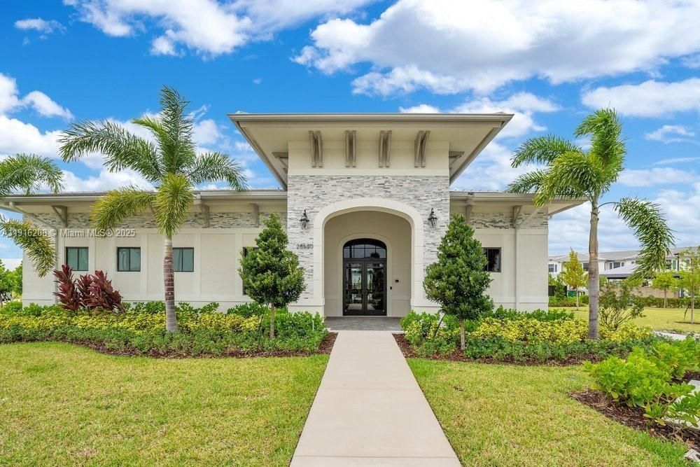 For Sale: $397,500 (3 beds, 3 baths, 1328 Square Feet)