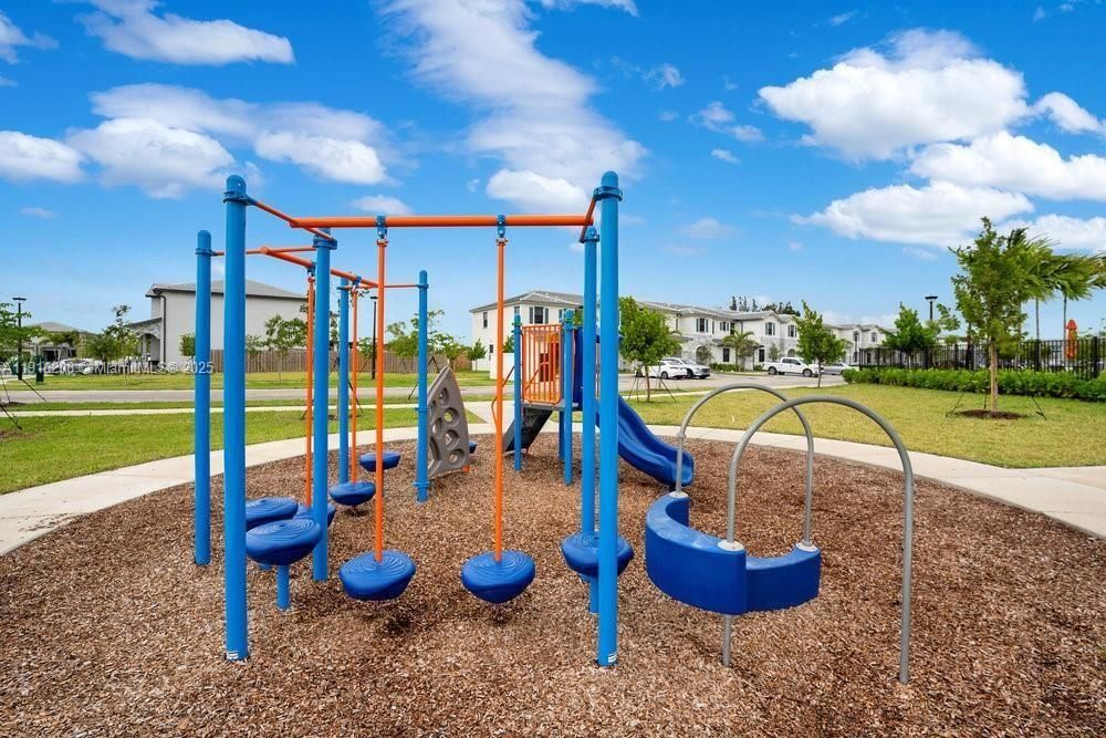 For Sale: $397,500 (3 beds, 3 baths, 1328 Square Feet)