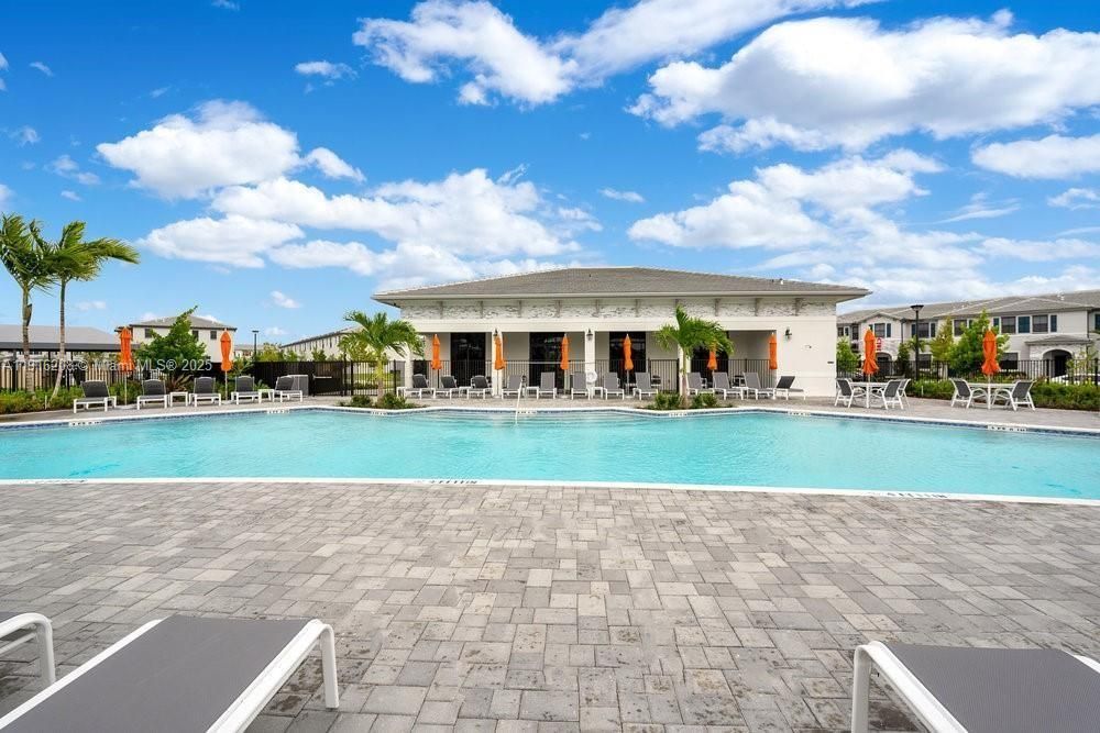 For Sale: $397,500 (3 beds, 3 baths, 1328 Square Feet)