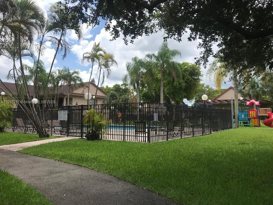 For Rent: $2,300 (2 beds, 2 baths, 986 Square Feet)