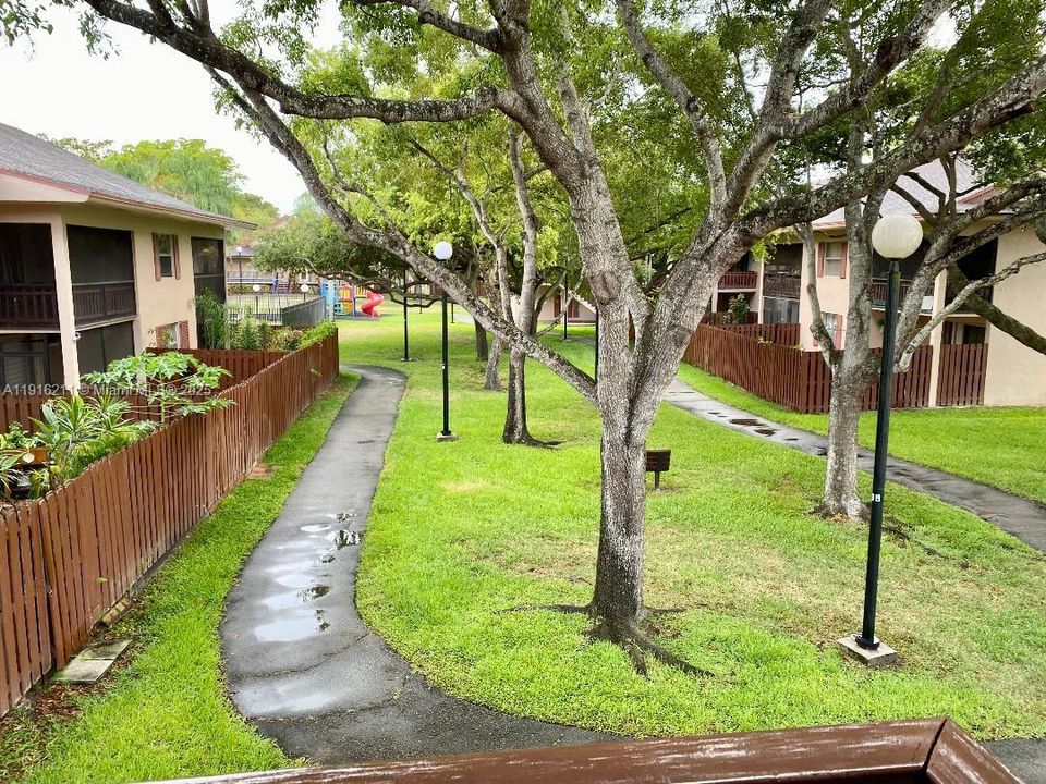 For Rent: $2,300 (2 beds, 2 baths, 986 Square Feet)