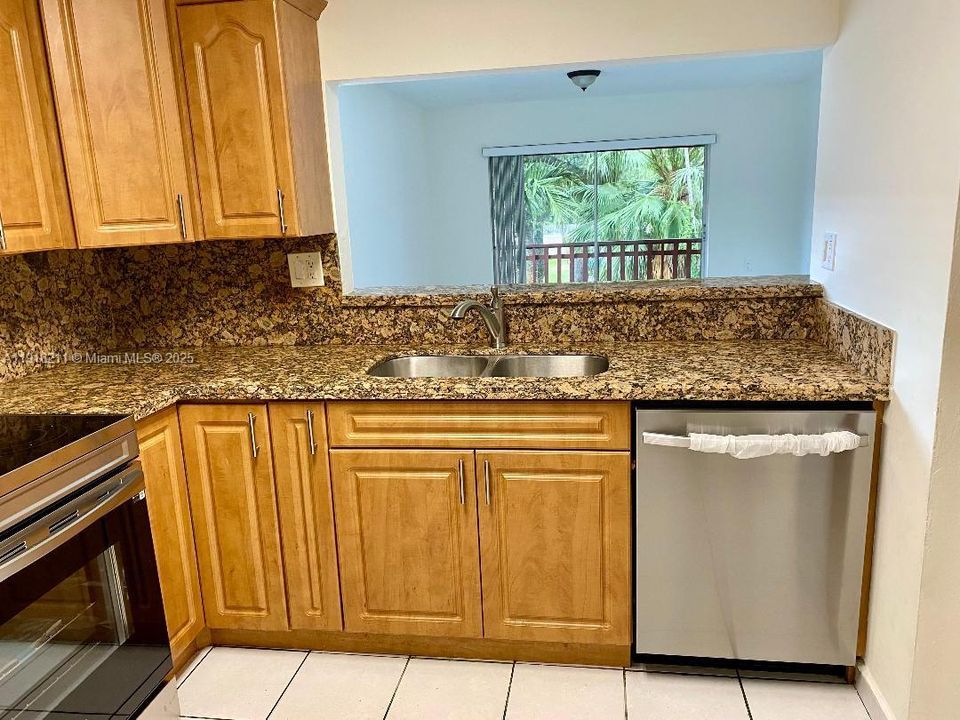 For Rent: $2,300 (2 beds, 2 baths, 986 Square Feet)