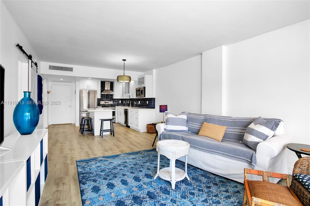 For Rent: $3,150 (1 beds, 1 baths, 808 Square Feet)