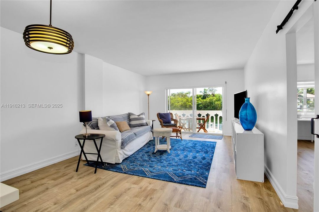 For Rent: $3,150 (1 beds, 1 baths, 808 Square Feet)