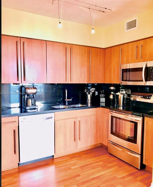 合同活跃: $3,450 (1 贝兹, 1 浴室, 793 平方英尺)