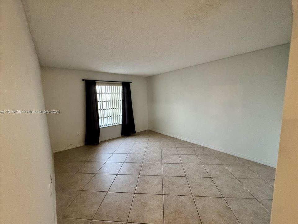 合同活跃: $2,300 (2 贝兹, 2 浴室, 1170 平方英尺)