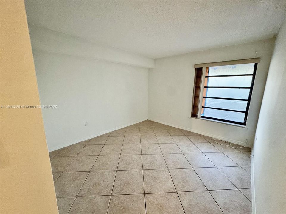 合同活跃: $2,300 (2 贝兹, 2 浴室, 1170 平方英尺)