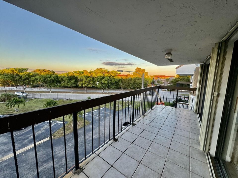 合同活跃: $2,300 (2 贝兹, 2 浴室, 1170 平方英尺)