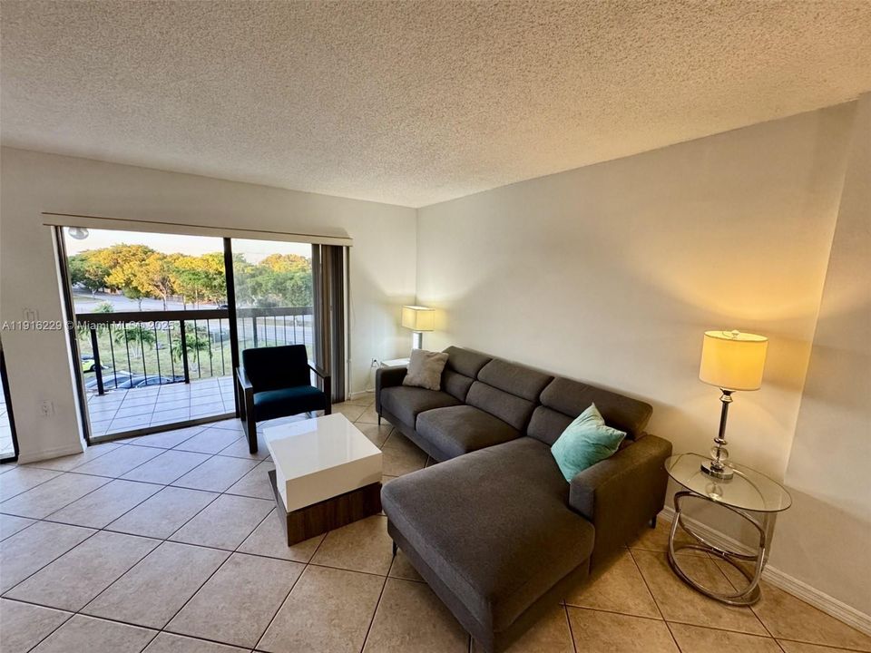 合同活跃: $2,300 (2 贝兹, 2 浴室, 1170 平方英尺)