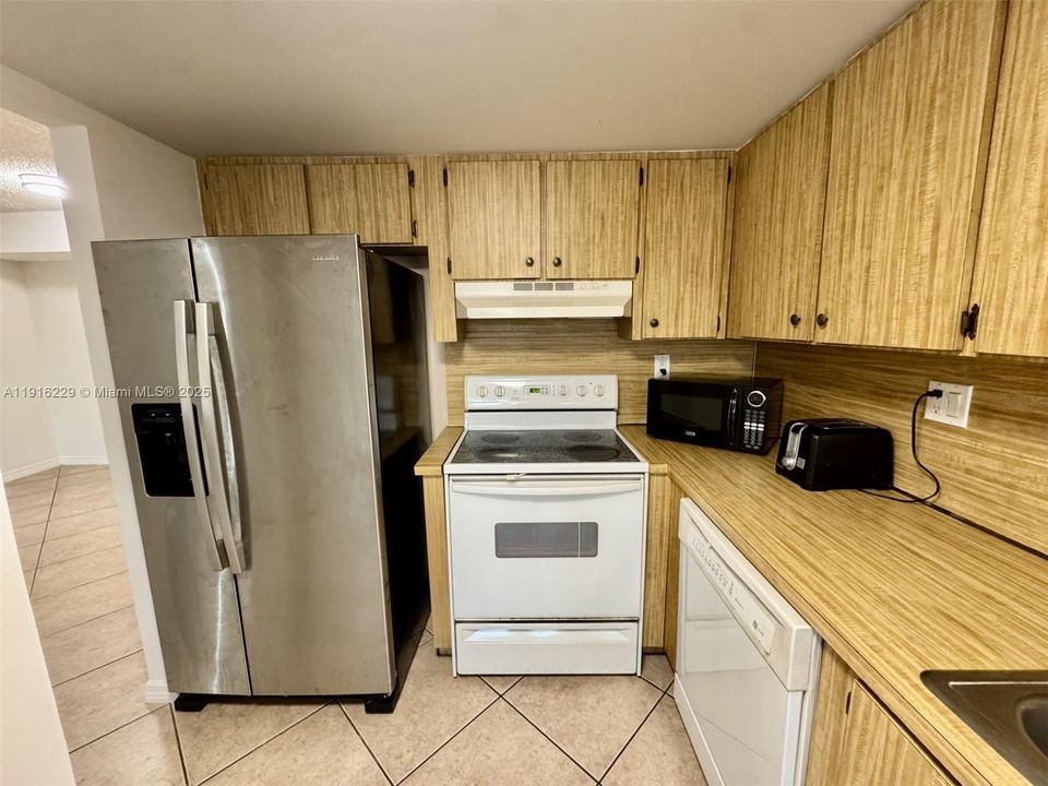 合同活跃: $2,300 (2 贝兹, 2 浴室, 1170 平方英尺)