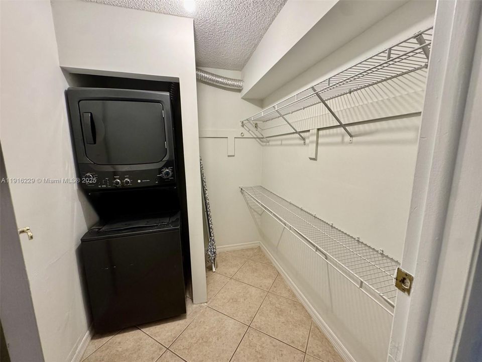 合同活跃: $2,300 (2 贝兹, 2 浴室, 1170 平方英尺)