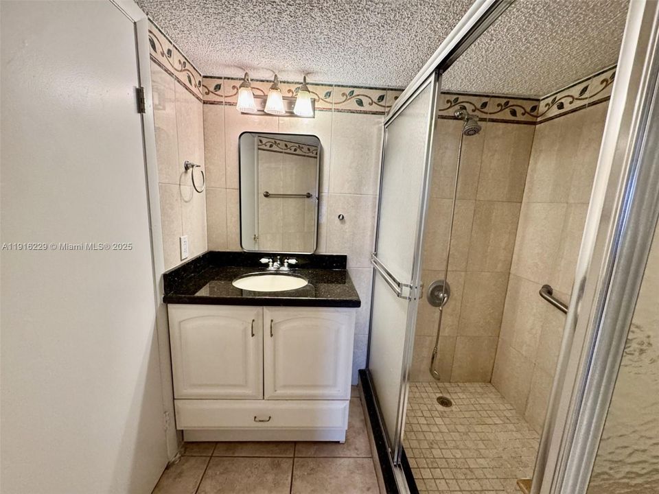 合同活跃: $2,300 (2 贝兹, 2 浴室, 1170 平方英尺)