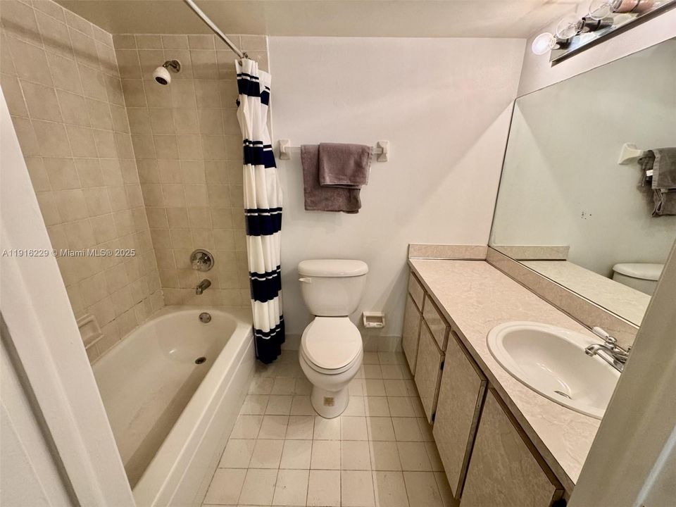 合同活跃: $2,300 (2 贝兹, 2 浴室, 1170 平方英尺)