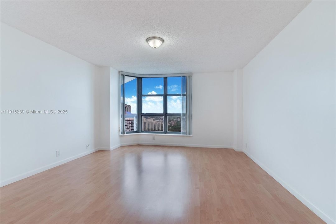 Active With Contract: $3,400 (2 beds, 2 baths, 1365 Square Feet)