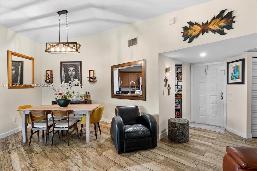 На продажу: $268,878 (2 спален, 2 ванн, 970 Квадратных фут)