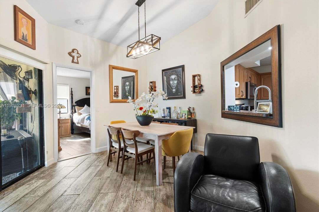 На продажу: $268,878 (2 спален, 2 ванн, 970 Квадратных фут)