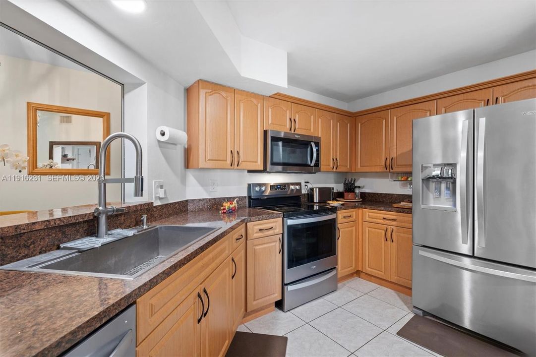 На продажу: $268,878 (2 спален, 2 ванн, 970 Квадратных фут)