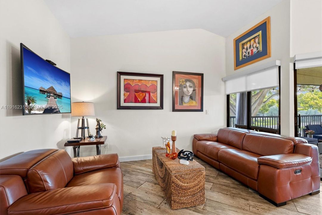 На продажу: $268,878 (2 спален, 2 ванн, 970 Квадратных фут)