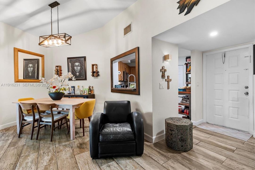 На продажу: $268,878 (2 спален, 2 ванн, 970 Квадратных фут)