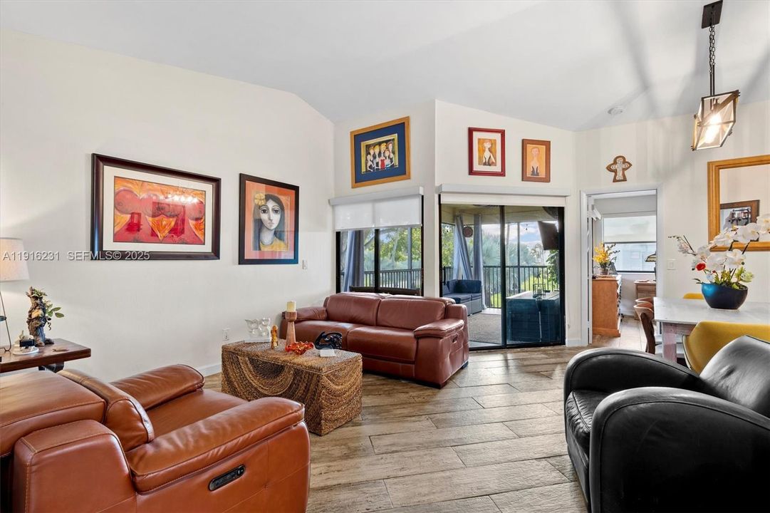 На продажу: $268,878 (2 спален, 2 ванн, 970 Квадратных фут)