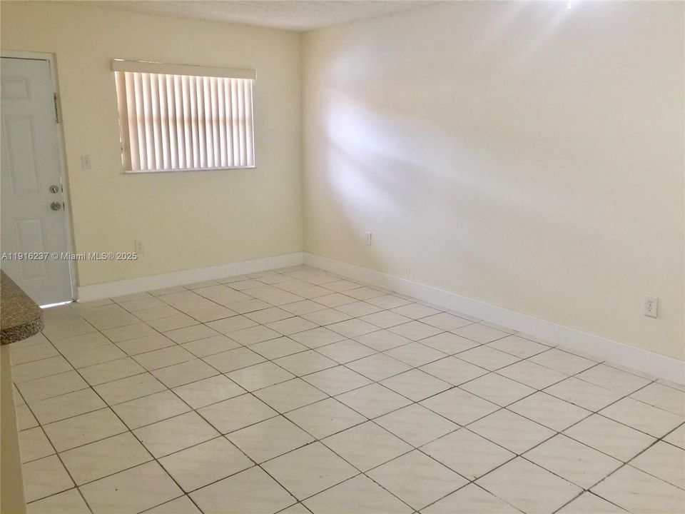 For Rent: $1,750 (1 beds, 1 baths, 554 Square Feet)