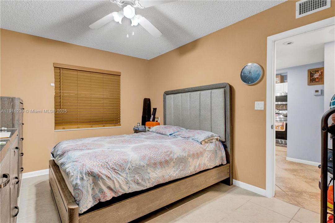 待售: $204,999 (2 贝兹, 2 浴室, 1140 平方英尺)