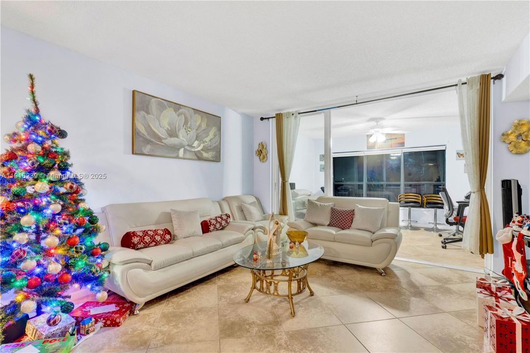 待售: $204,999 (2 贝兹, 2 浴室, 1140 平方英尺)