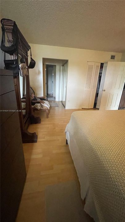 For Sale: $205,000 (2 beds, 2 baths, 834 Square Feet)