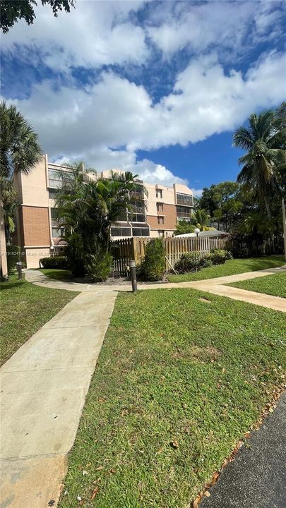 For Sale: $205,000 (2 beds, 2 baths, 834 Square Feet)