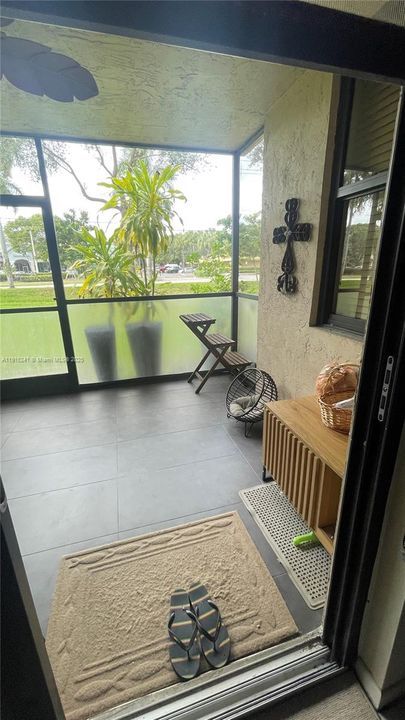 For Sale: $205,000 (2 beds, 2 baths, 834 Square Feet)