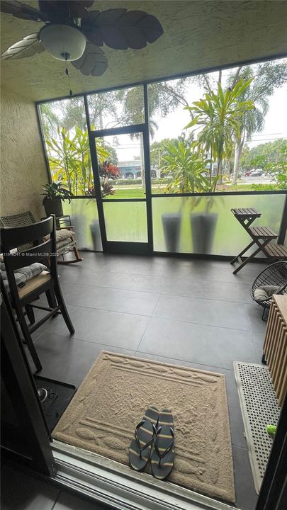 For Sale: $205,000 (2 beds, 2 baths, 834 Square Feet)