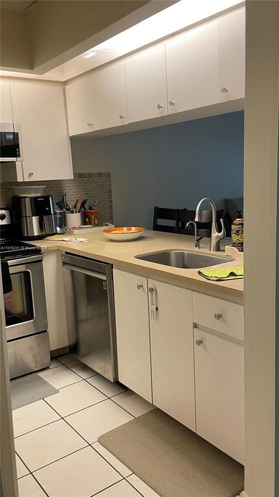 For Sale: $205,000 (2 beds, 2 baths, 834 Square Feet)