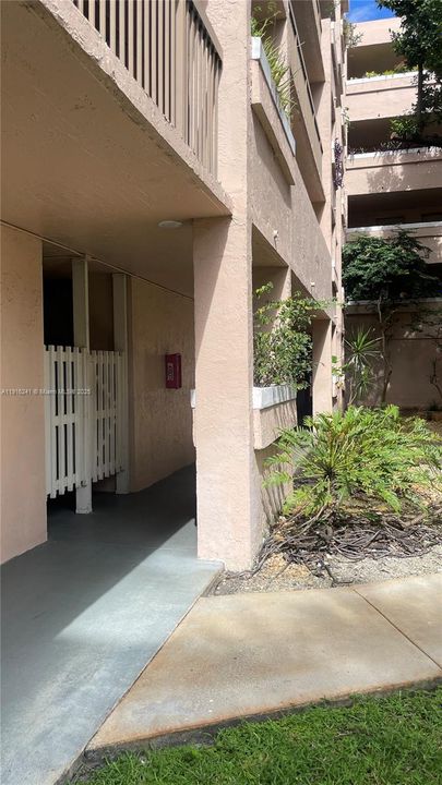 For Sale: $205,000 (2 beds, 2 baths, 834 Square Feet)