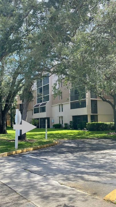 For Sale: $205,000 (2 beds, 2 baths, 834 Square Feet)