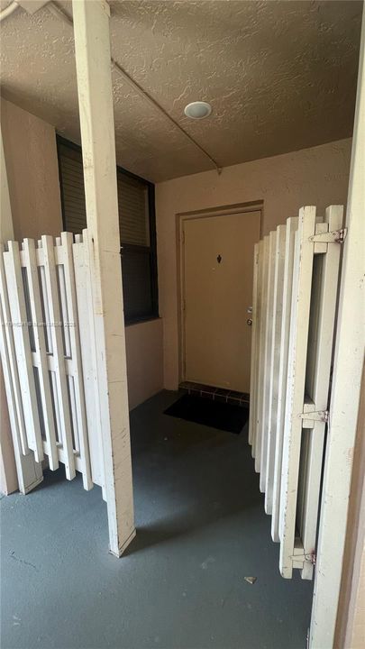 For Sale: $205,000 (2 beds, 2 baths, 834 Square Feet)