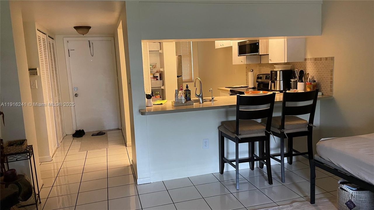 For Sale: $205,000 (2 beds, 2 baths, 834 Square Feet)