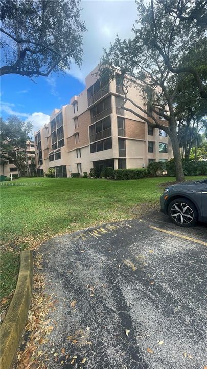 For Sale: $205,000 (2 beds, 2 baths, 834 Square Feet)