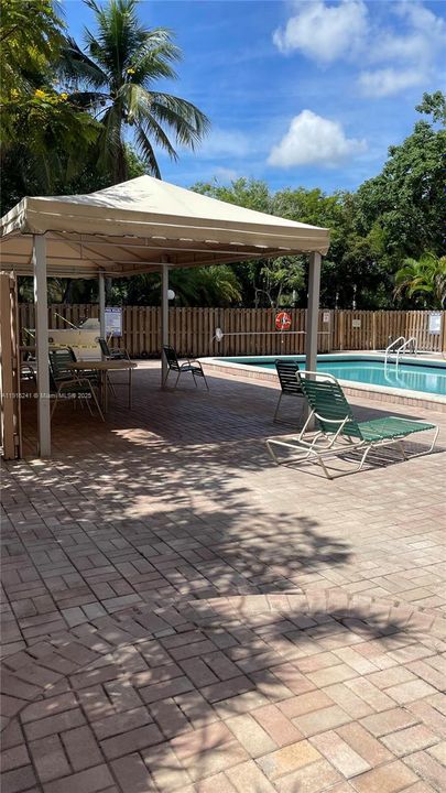 For Sale: $205,000 (2 beds, 2 baths, 834 Square Feet)