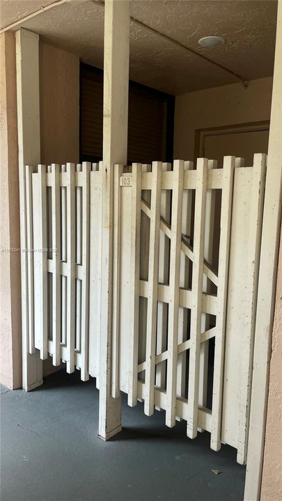 For Sale: $205,000 (2 beds, 2 baths, 834 Square Feet)