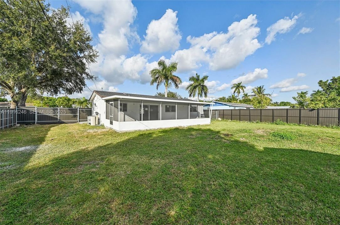 For Sale: $540,000 (3 beds, 2 baths, 1012 Square Feet)