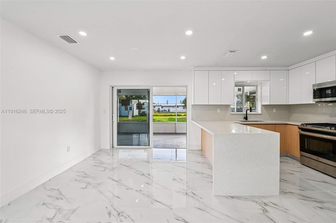 For Sale: $540,000 (3 beds, 2 baths, 1012 Square Feet)