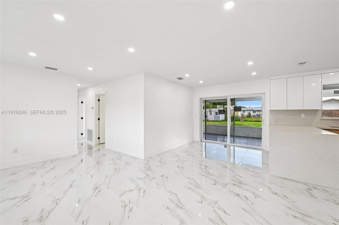 For Sale: $540,000 (3 beds, 2 baths, 1012 Square Feet)