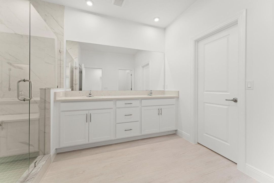 US_SEF_DYLAN_LOT 134_OWNERS BATH