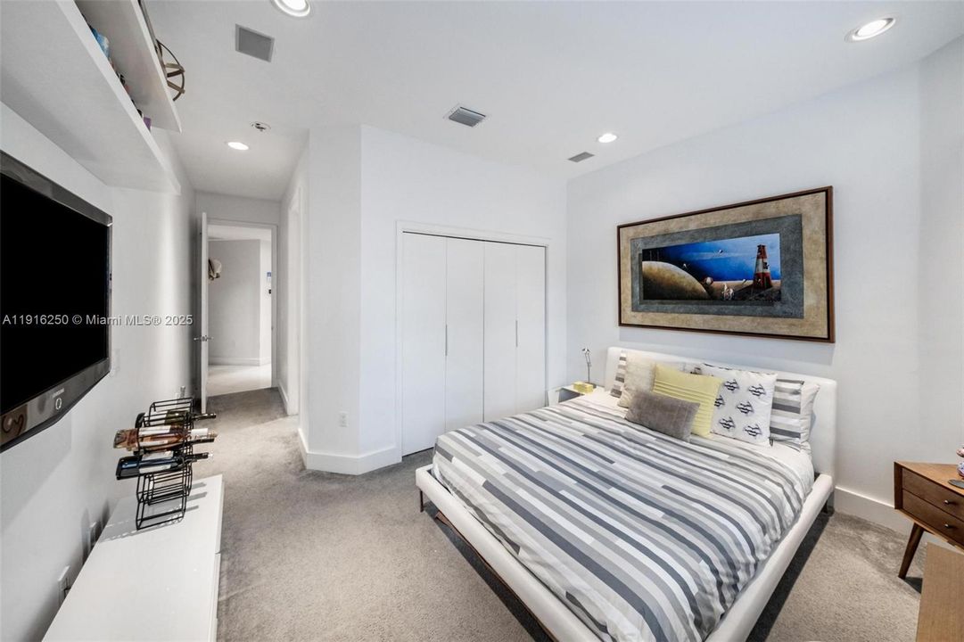 For Sale: $3,200,000 (6 beds, 5 baths, 3994 Square Feet)